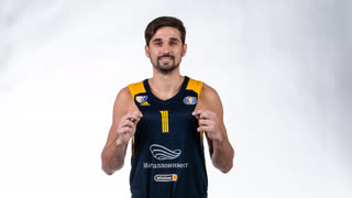 Алексей Швед бьет сверху в матче против УНИКСа