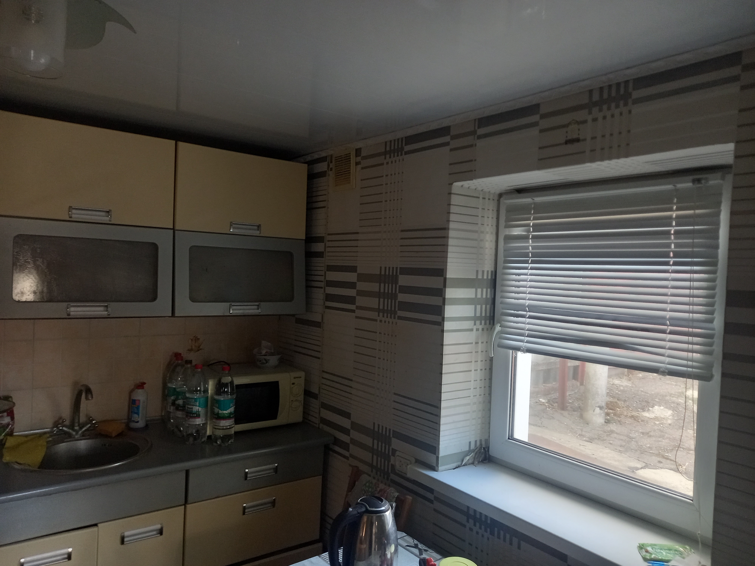 Сдается флигель в Луганске, в Каменобродском районе, район магазина "Звездочка". Две комнаты+ кухня +санузел. Котел современный автономный газовый настенный двухконтурный (горячая вода и отопление) .Современный ремонт, соврем. мебель, быт техника( холод., стир.автомат -поставят, Wi-Fi . Место под ав...