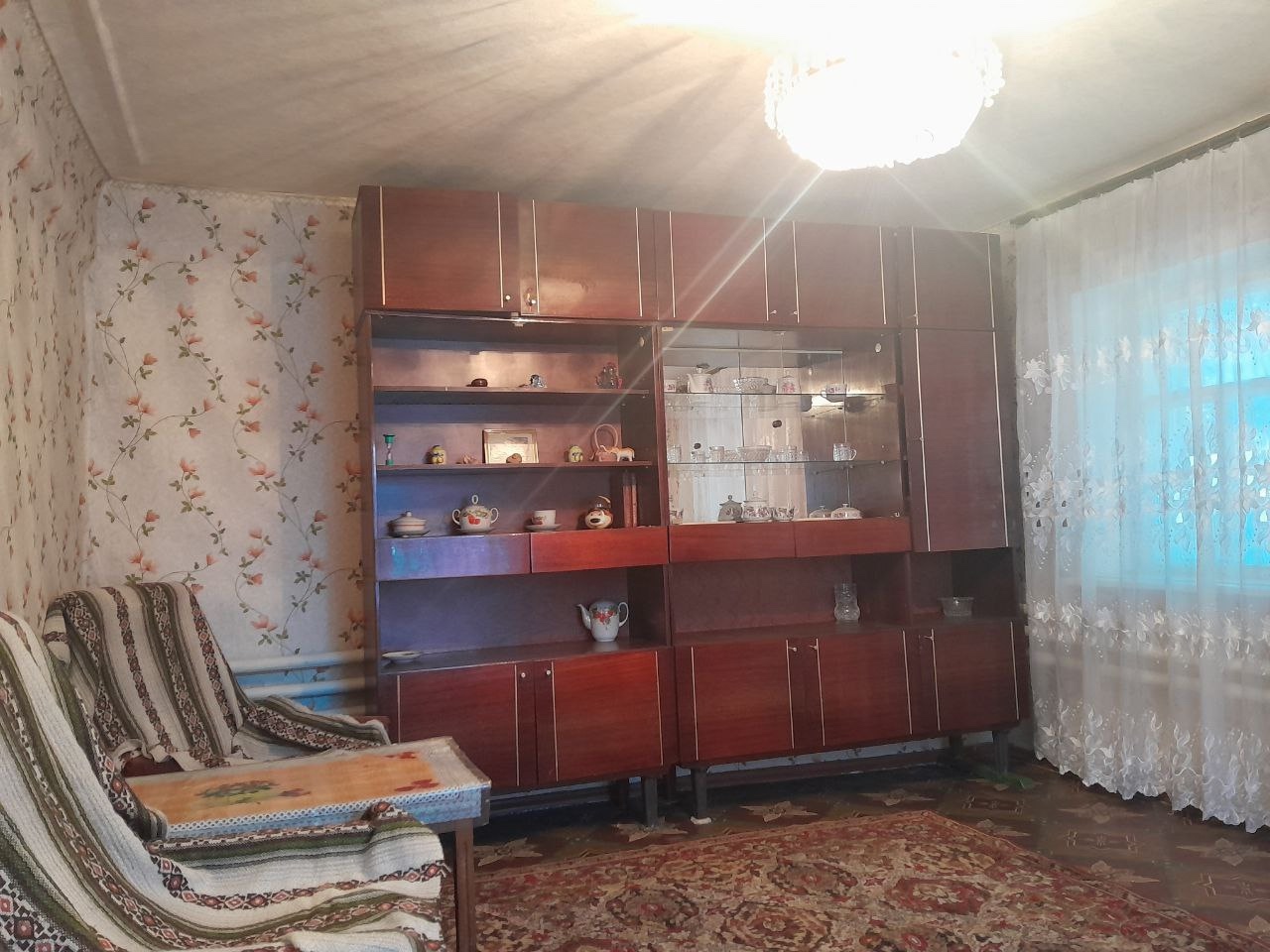 Продается дом от хозяина г Луганск 3 километр Площадь 68,8 Земля 6 соток(приватизирована) Гараж,подвал,газовый котел(недавно поменяли),колонка.Рядом рынок,остановка 4 млн торг!!! Тел. +7 959 205 6519 Валентина...