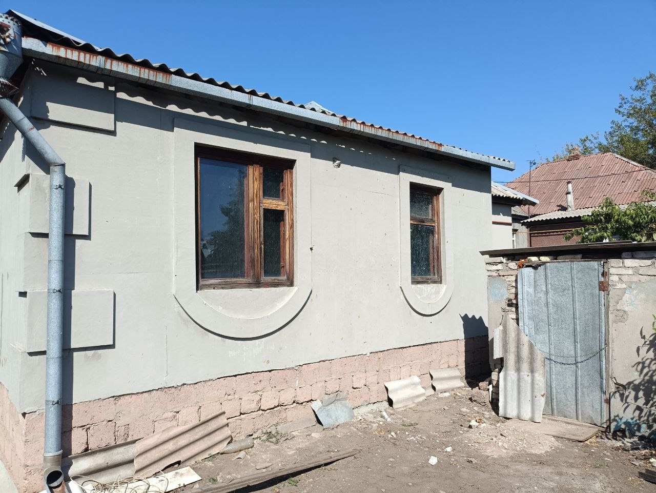 Дом общ. пл. 120 кв. м р-н Автовокзала Капитальный дом, новая крыша, высокие потолки, 4 комнаты, большая кухня и ванная. Подготовлен под отделку, разведена вода и канализация, разводка на теплый пол и систему отопления. Приватизированный участок 6 соток. Во дворе гараж, баня. Двор вымощен плиткой. . Цена: 7 3...