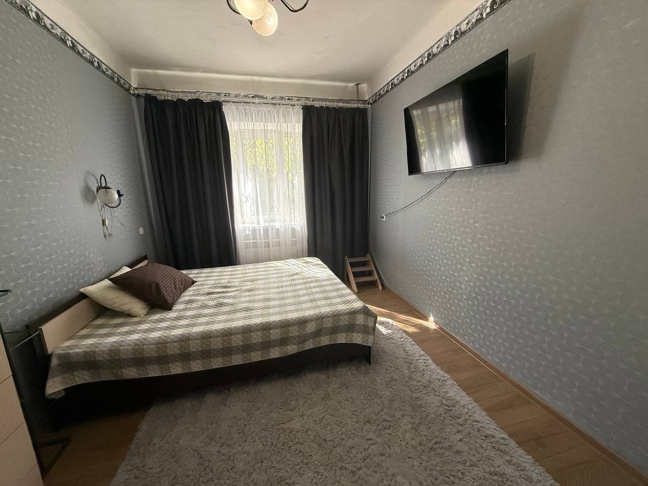 Сдам 3 комнатную квартиру в центре Луганска, ул.Алексеева (кафе Корона). Предпочтение командированные не больше 4х человек! Семейной паре, можно с детьми, ( с животными по договоренности) Есть все необходимое для проживания (3 телевизора,микр.печь,стиральная машина,пылесос,утюг,эл.чайник) Цена 65тыс.руб.+зало...