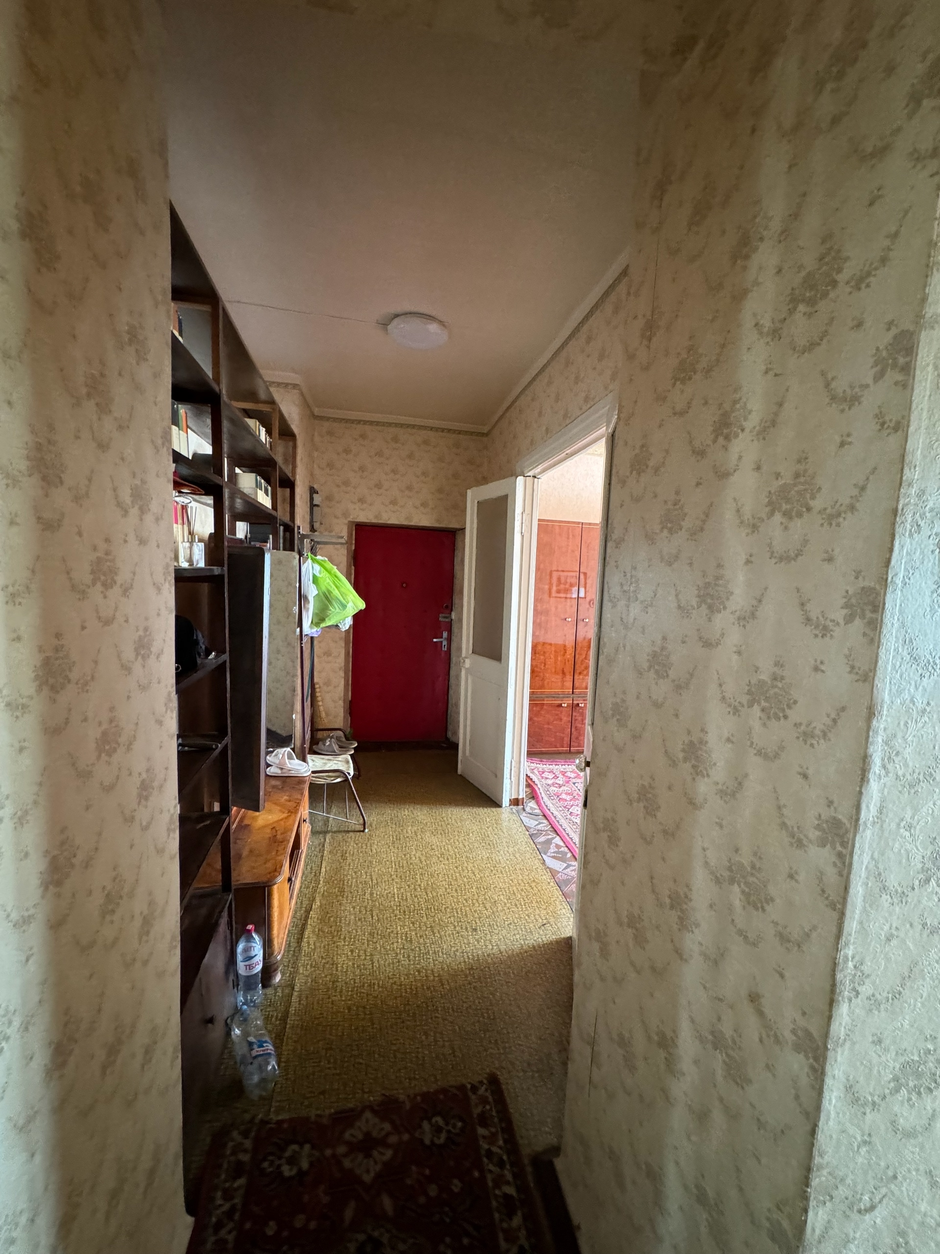 Продам 2-х комнатную квартиру в самом центре г. Луганск, ул. 15-я Линия. Общая площадь 53,5 м2, на 3/5 этаже (не угловая). Состояние квартиры жилое, как на фото. В квартире: изолированные комнаты, раздельный С/узел, кладовая, высокие потолки, м/п разводка, МПО, бойлер, балкон не остеклен. Абсолютна вся инфрас...