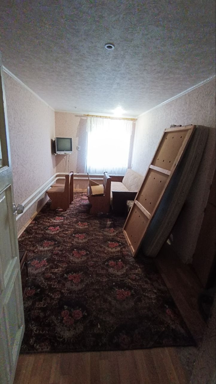 г. Алчевск Продается 1/2 дома (статус квартиры), по улице Заслонова, район (Шанхая). Общая площадь 70,8 кв.м., кухня 6,3 кв.м. В доме: 4 раздельные комнаты, прихожая, кухня, санузел в доме (совмещён). МП окна, индивидуальное отопление (одноконтурный котел), газовая колонка. На территории дома имеются хозпостр...