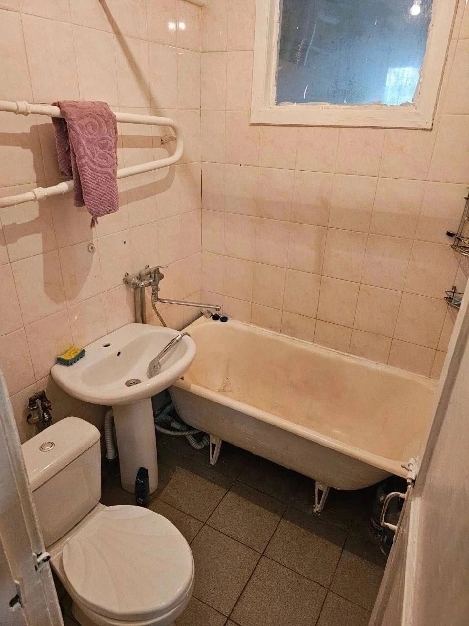 Продам 2-комнатную квартиру. Район Авроры, кирпичный дом. Этаж: 2/5. Квартира не угловая. . 41 квадратных метра. Квартира под ремонт. Комнаты раздельные, балкон. Цена: 4.200.000 рублей. Торг. По всем вопросам: +7959-563-63-61...
