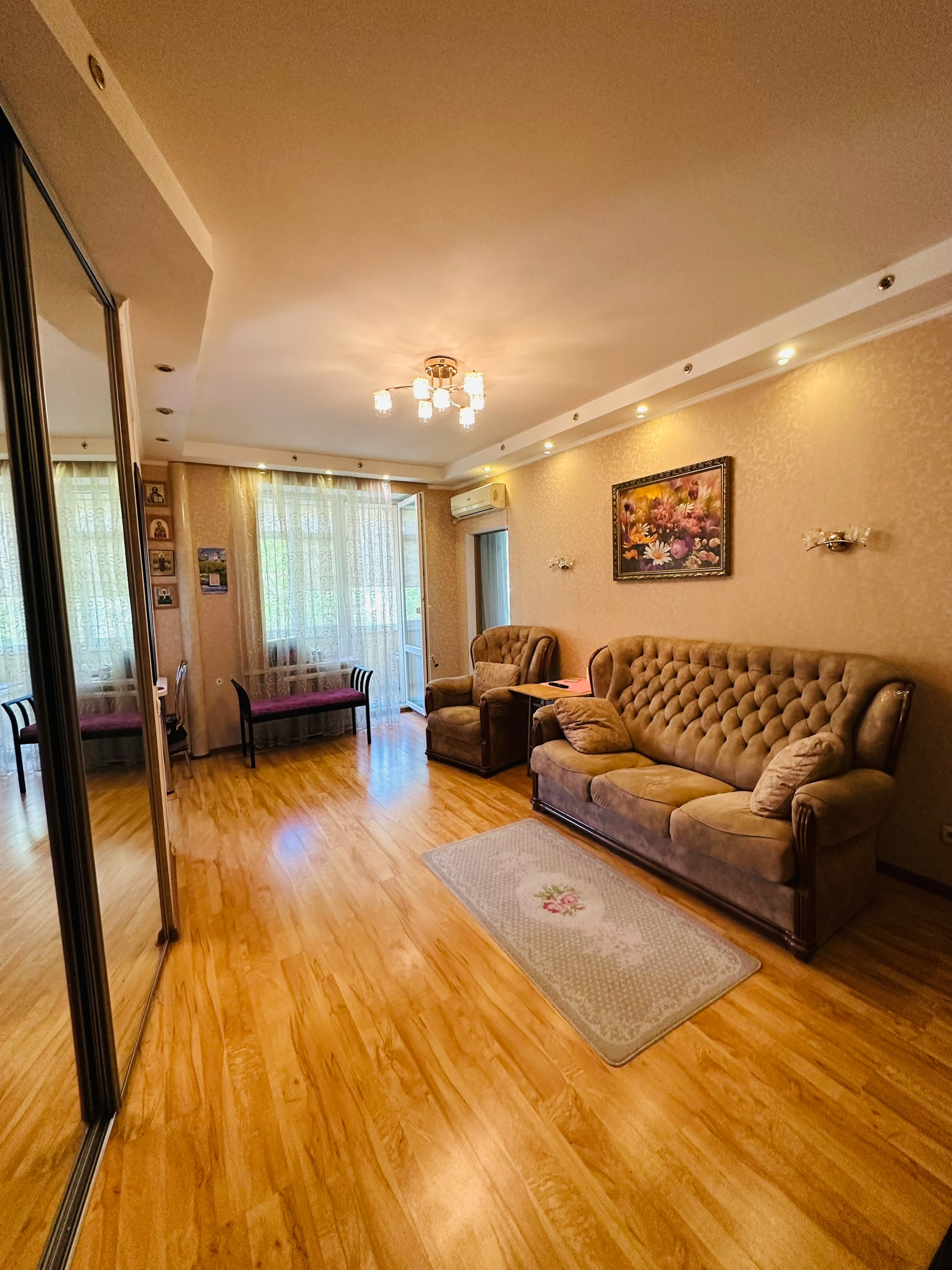 Продам 3 х квартиру в самом сердце Луганска , ул. Алексеева , дом кирпичный 3/5 , квартира очень теплая , площадь 58 м2, перепланировка - узаконена , -новая электропроводка - полы стяжка (ламинат, + плитка ) - стены выравнивались - замена всех коммуникаций - столярка дерево - Качественный ремонт делали для се...