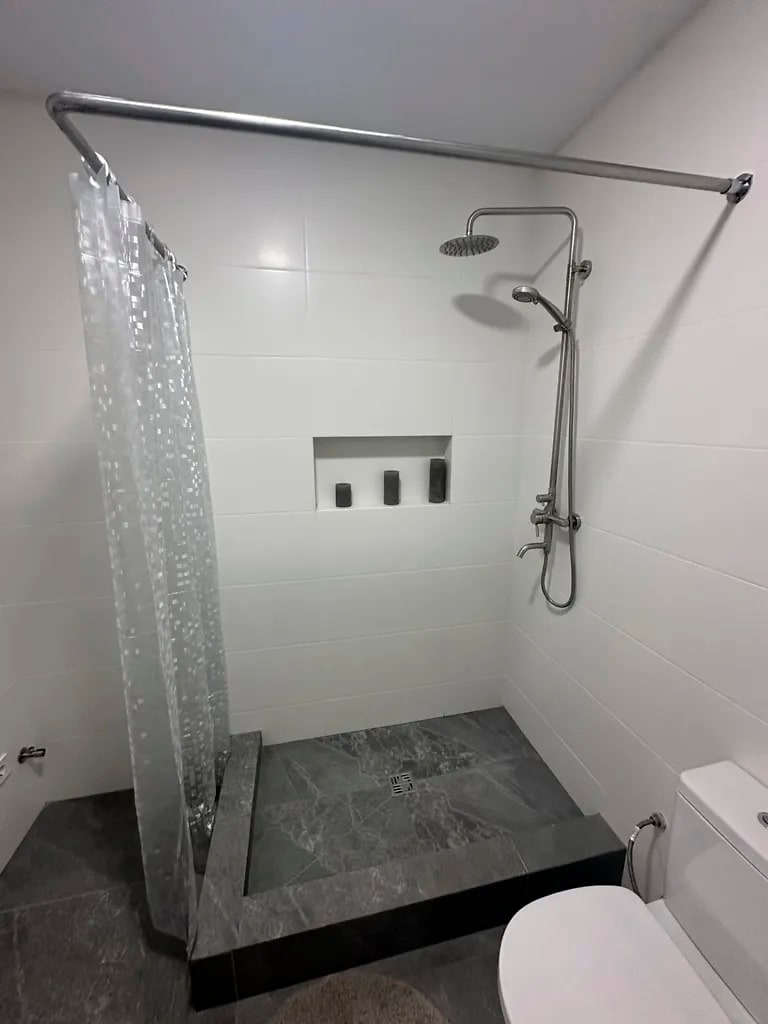 Сдам 2-комнатную квартиру на долгосрочный период 🏡 📍 Адрес: ул. Красная площадь 1 , подъезд 6, Ленинский район 📐 Площадь: 53 м² ✅ В квартире сделан евроремонт ✅ Есть вся необходимая мебель и техника для комфортного проживания ✅ Фото все не вместились, могу отправить дополнительно в ЛС 👫 Рассмотрю молодую пару...