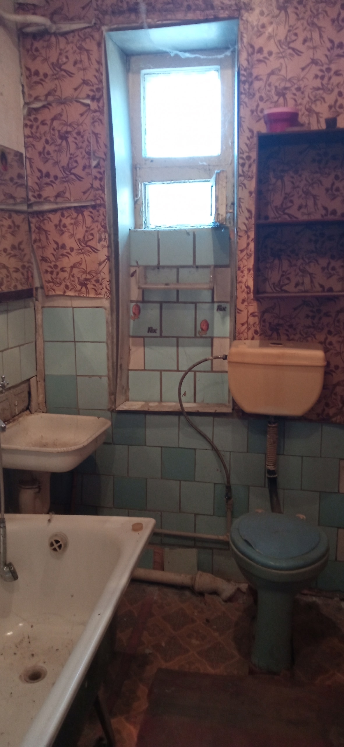 Продам 3-х комн. кв. на гор. Щорса, 2/2 эт., 54/6 м2, под капитальный ремонт, две комнаты изолированы, одна проходная, два балкона, кирпичный дом, крыша в порядке, развитая инфраструктура. Наличный расчёт. +79595516720 Аурика....
