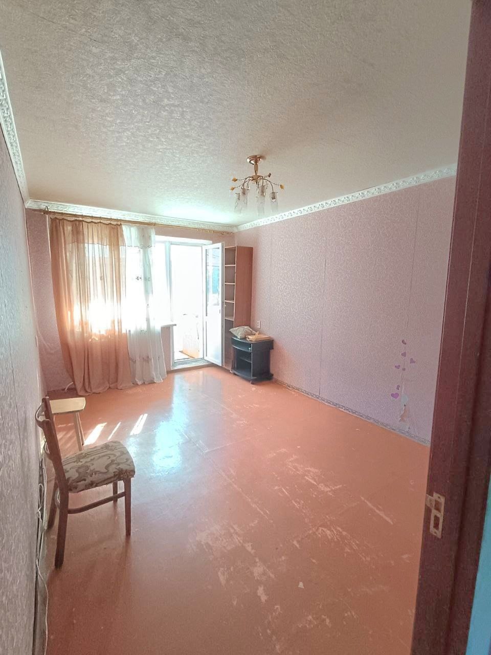 Продам 2-ком квартиру в Луганске на кв. Комарова (р-н Империя) 3/5 эт, 47м2 общ. площ. Квартира теплая, не угловая. М/П окна, балкон застеклён, обшит пластиком. Все коммуникации поменялись, новые радиаторы отопления. С/У совмещён, бойлер. Хорошая входная дверь. Удобное местоположение. Цена 4,5 млн руб +7959-2...