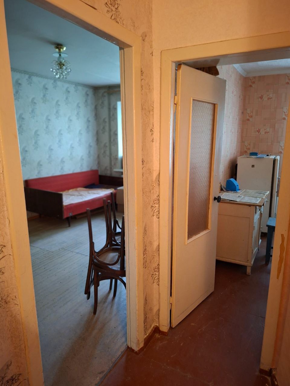 ! Продаётся 1-ком. Квартира на кв. Жукова. Дом кирпичный, чистый подъезд, не угловая, 2 этаж, 31 кв. м, Автономное отопление, поменяна канализация, новая разводка воды, окна частично пластиковые, балкон застеклён и обшит пластиком. Под индивидуальный ремонт. Документы РФ. 3,5 млн. +7959 568-87-51 ...
